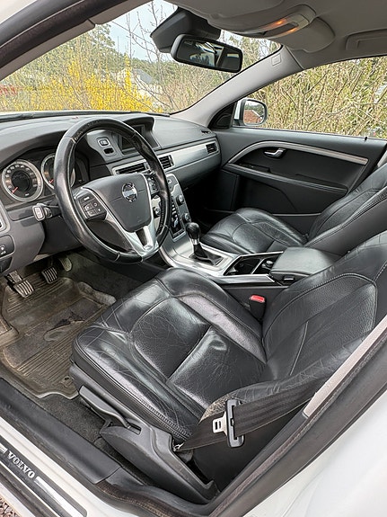 Volvo V70 2 of 4