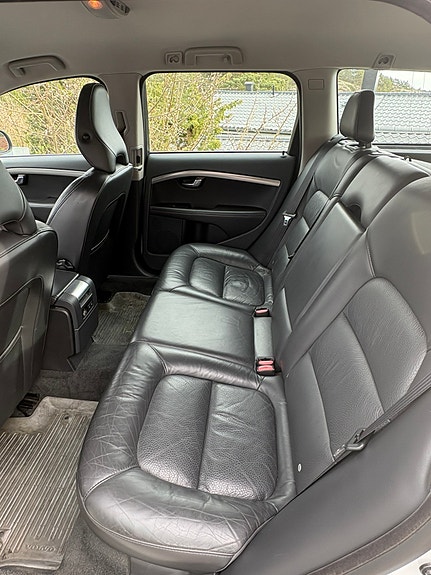 Volvo V70 3 of 4