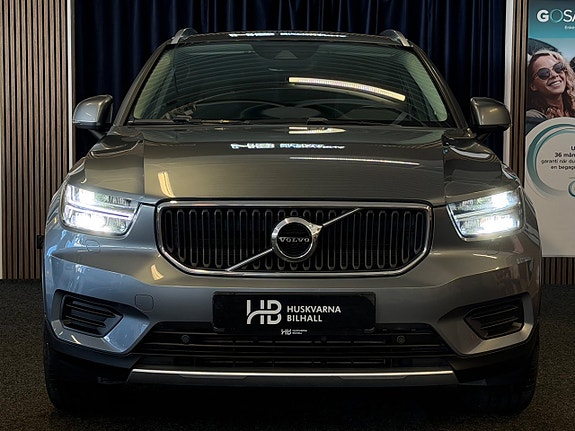 Volvo XC40 2 of 5