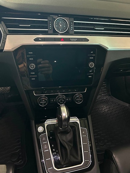 Volkswagen Passat 2 of 16