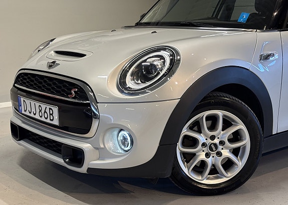 MINI Cooper S 2 of 5
