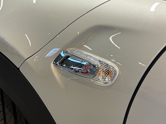 MINI Cooper S 4 of 5