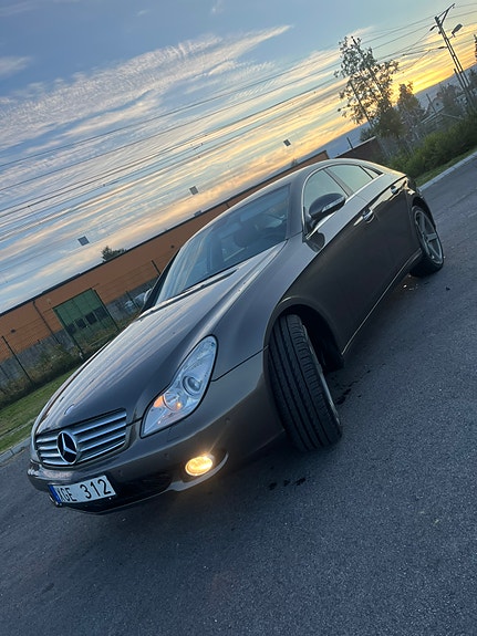 Mercedes-Benz CLS350 3 of 5