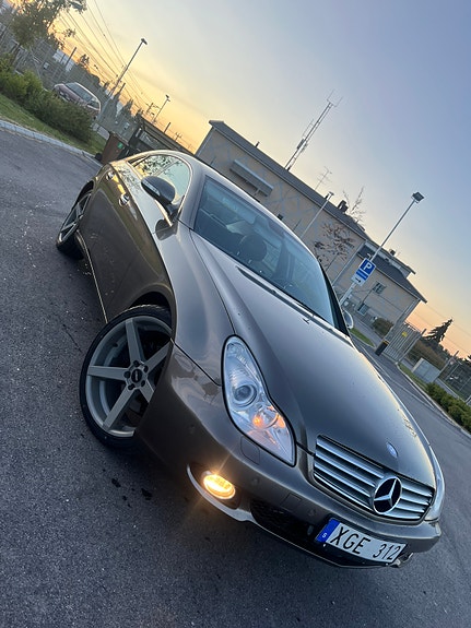 Mercedes-Benz CLS350 2 of 5