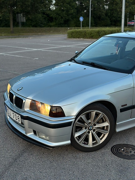 BMW 323Ti 2 of 5