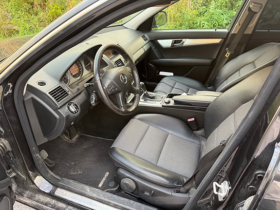 Mercedes-Benz C220 4 of 5
