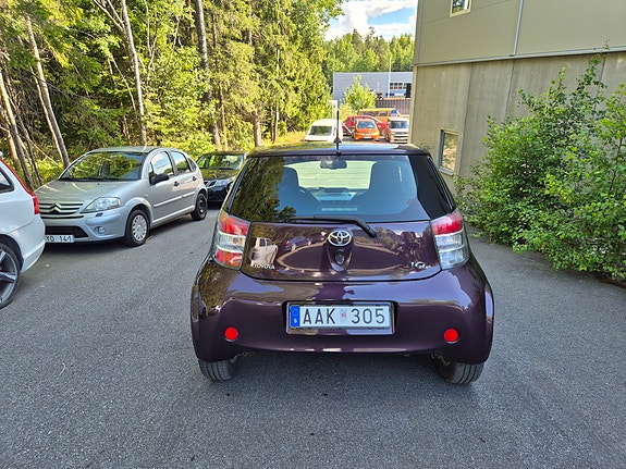 Toyota IQ 3 of 5