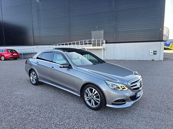 Mercedes-Benz E220 2 of 9