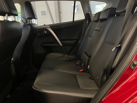Toyota RAV4 8 of 19