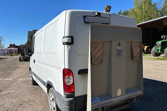 Nissan Interstar 2 of 4