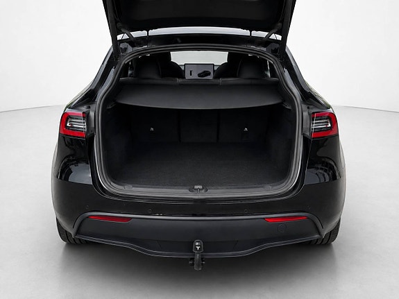 Tesla Model Y 6 of 12