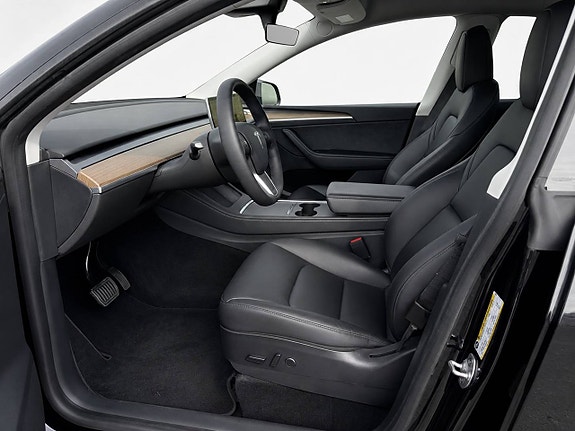 Tesla Model Y 7 of 12