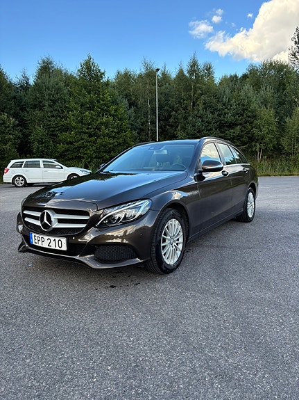 Mercedes-Benz C220 2 of 5