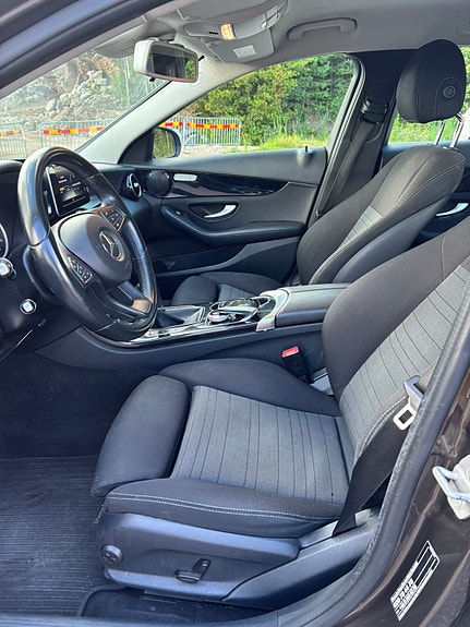 Mercedes-Benz C220 4 of 5
