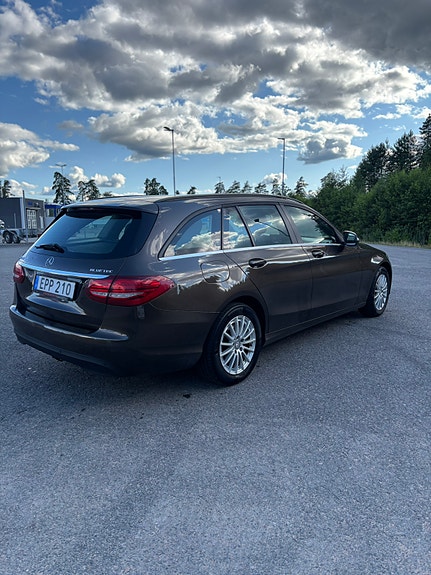 Mercedes-Benz C220 3 of 5