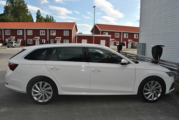 Skoda Octavia 2 of 5