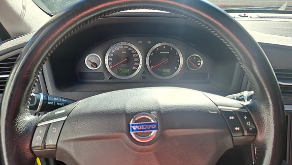 Volvo V70 2 of 3