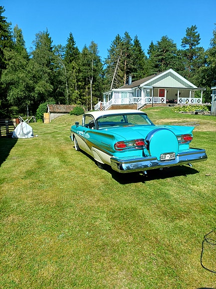 Ford Fairlane 2 of 9