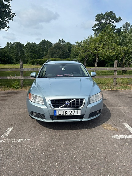 Volvo V70 2 of 10