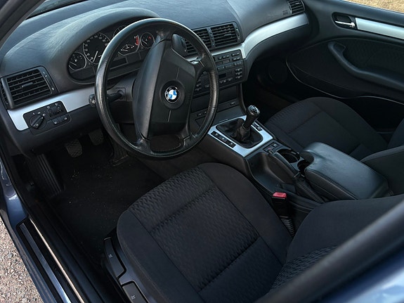 BMW 330i 3 of 5