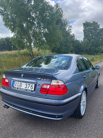 BMW 330i 4 of 5