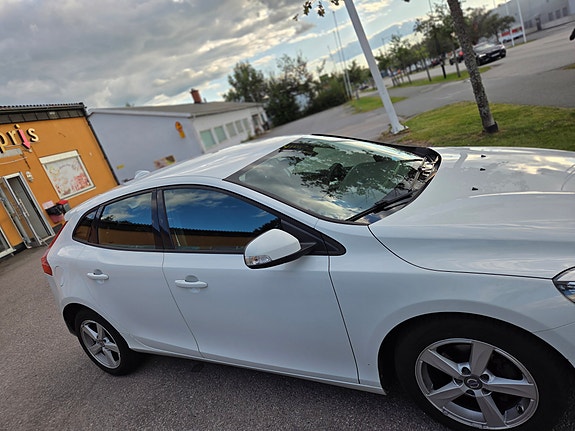 Volvo V40 3 of 4