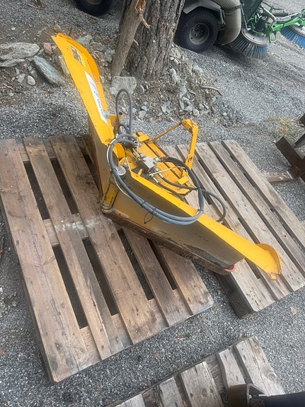 Övriga Egholm med grus/lövsug och vikplog. 47000kr 2 of 2