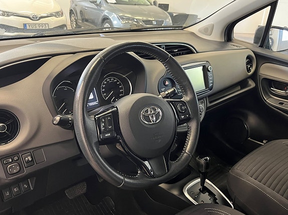 Toyota Yaris 8 of 12