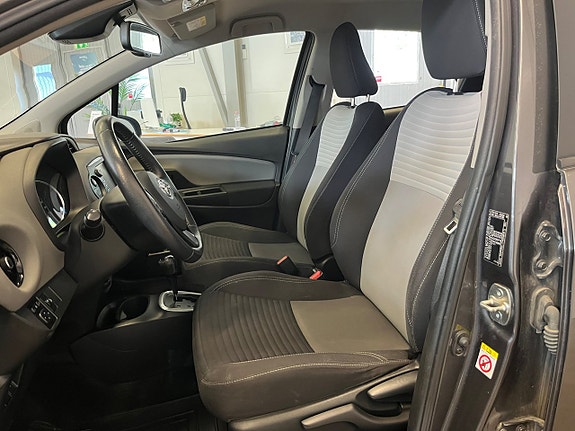 Toyota Yaris 7 of 12