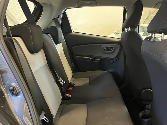 Toyota Yaris 12 of 12