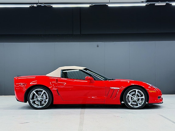 Chevrolet Corvette 4 of 5