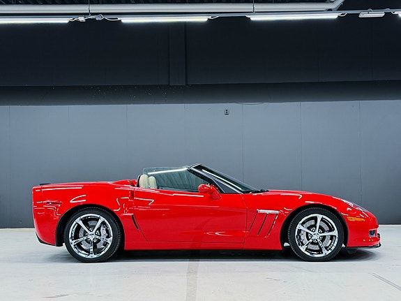 Chevrolet Corvette 3 of 5