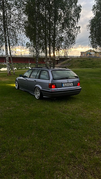 BMW 320i 3 of 5