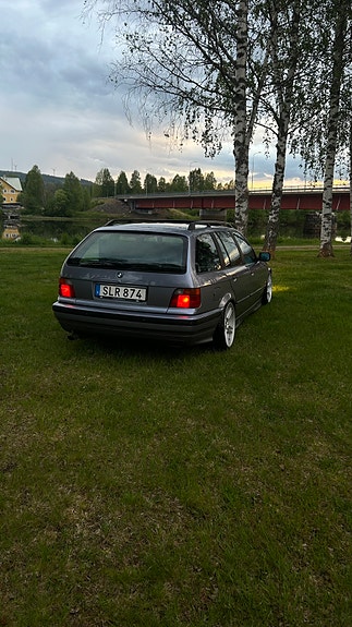 BMW 320i 4 of 5