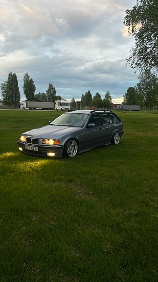 BMW 320i 2 of 5