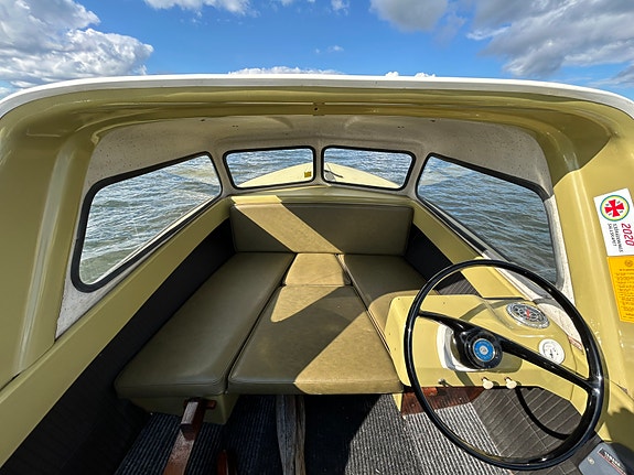 Saga Seacamp 17 HT / Yamaha 60 / trailer 2 of 5
