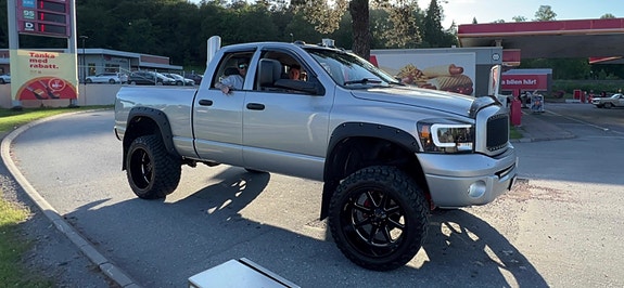 Dodge RAM 1500 2 of 5