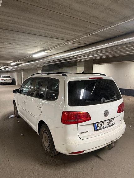 Volkswagen Touran 3 of 9
