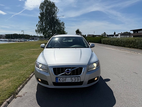 Volvo V70 2 of 5