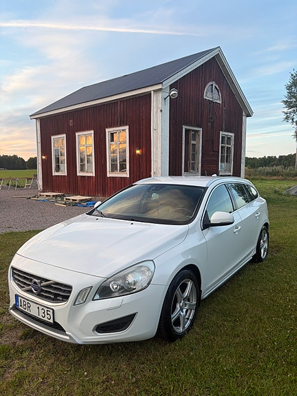 Volvo V60 2 of 5
