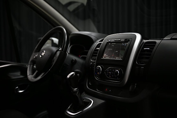 Nissan NV300 25 of 25