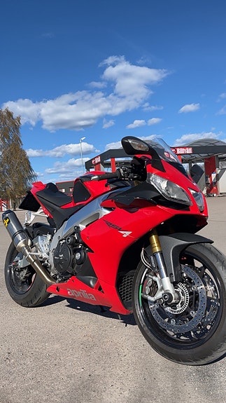 Aprilia RSV4 R 2 of 5
