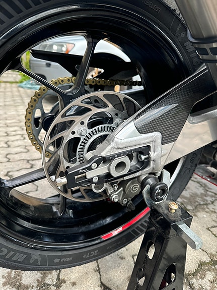 Aprilia RSV4 R 4 of 5