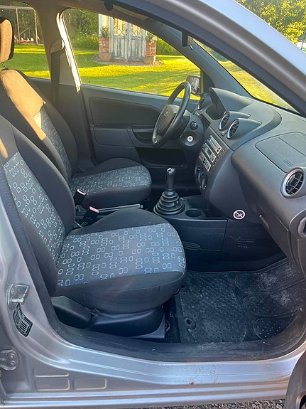 Ford Fiesta 2 of 5