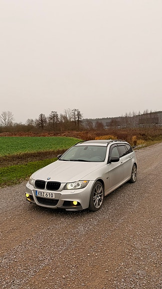 BMW 330d 3 of 4