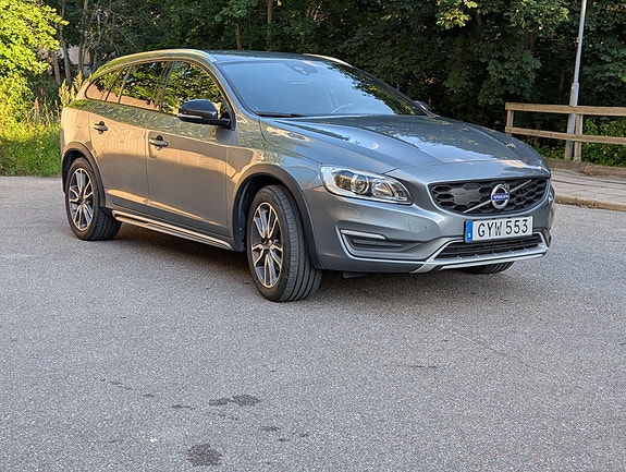 Volvo V60 Cross Country 2 of 5