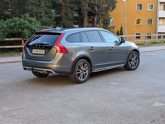 Volvo V60 Cross Country 3 of 5