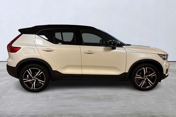 Volvo XC40 3 of 5