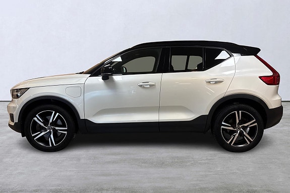 Volvo XC40 2 of 5