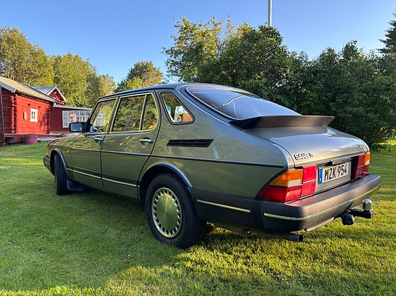 Saab 900 2 of 5